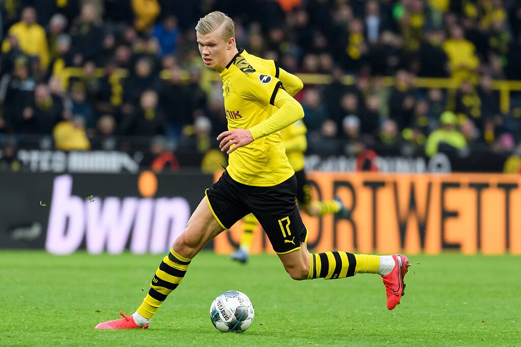 脚后跟停球+倒钩解围，阿拉伯杯上阿尔及利亚一后卫防守尽显球技（阿尔及利亚后卫阿拉伯杯秀防守：脚后跟停球+倒钩解围）