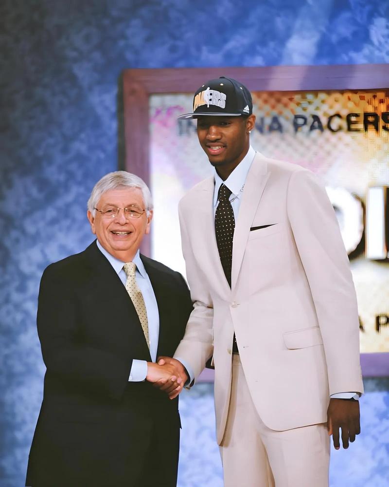 记者：尤文、国米等意甲俱乐部考察热那亚中场马利诺夫斯基（记者称尤文、国米等多支意甲球队正在考察热那亚中场马利诺夫斯基）