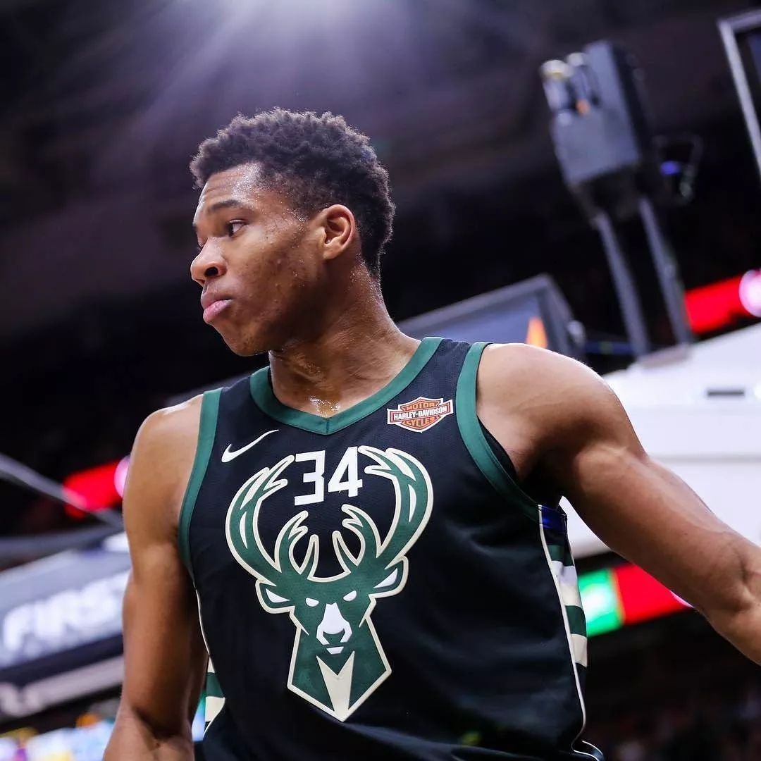 弗里克的历史巅峰：95年来最年轻的巴萨首发阵容震撼西甲（弗里克率巴萨排出95年来最年轻首发，震撼西甲）