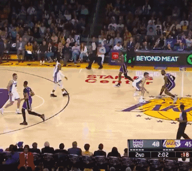 火力不够！斯玛特一人8记三分，其余湖人球员一共8记（火力不济！斯玛特轰进8记三分，湖人其余球员合计仅8记）