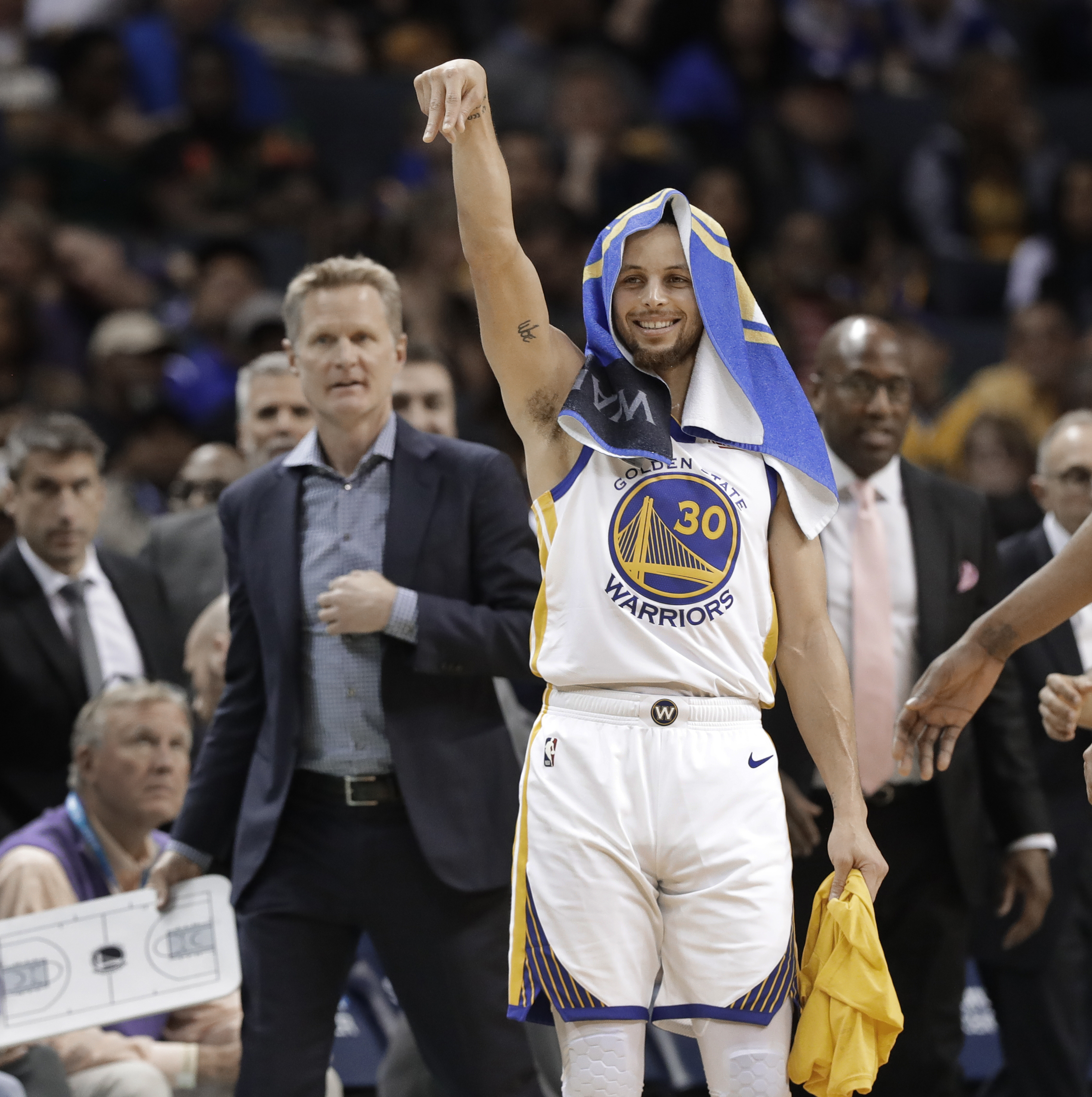 小蜘蛛未获最佳前锋提名，冈萨雷斯晒照：显然他们什么都不懂（小蜘蛛无缘最佳前锋提名，冈萨雷斯晒照质疑：他们根本不懂球）