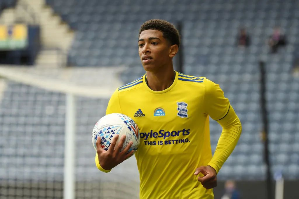 西甲半场：伦布雷拉斯闪击，亚马尔破门，巴萨2-1阿拉维斯