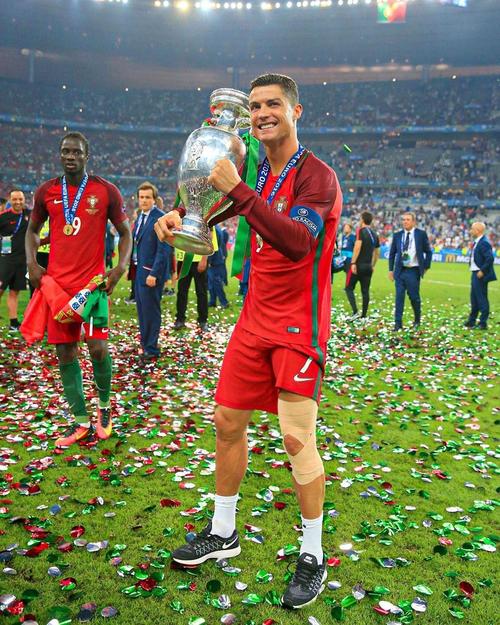 罗伯逊：萨拉赫是队史最佳之一，希望能继续与他并肩作战（罗伯逊：萨拉赫跻身队史顶尖，期待继续与他并肩作战）