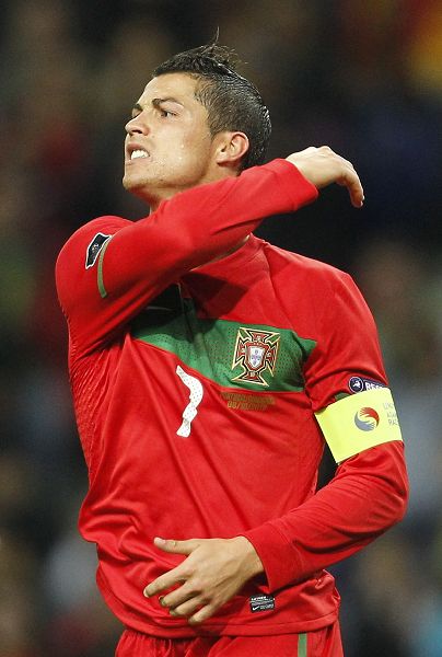 身背两黄，德容与卡萨多在欧冠再吃黄牌就要停赛（德容、卡萨多已两黄在身，欧冠再领黄牌将被停赛）