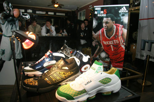 萨里：建议把VAR设备放的离替补席远一点，裁判需要冷静判断（萨里呼吁将VAR设备与替补席保持更大距离，裁判需冷静作出判罚）