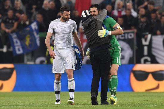 里尔年轻中场布阿迪被多家豪门关注，转会呼声高，期待其未来成为新星。（里尔小将布阿迪获多豪门青睐，转会热度高涨，未来新星可期）