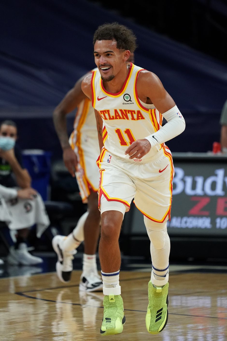 马卡：39岁亚马尔父亲疑似与23岁女友订婚，她仅比亚马尔大5岁（马卡：传39岁亚马尔父亲与23岁女友订婚，女方仅比亚马尔大5岁）