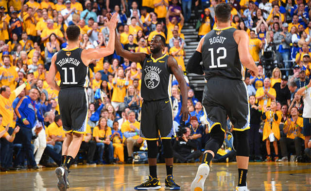 FIFPro最佳阵入围次数榜：梅西17次居首，姆巴佩6次进入前十（FIFPro最佳阵入围次数排名：梅西以17次领跑，姆巴佩6次跻身前十）