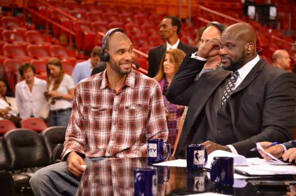 网友在梅西夜访诺坎普时偶遇他，梅西还向镜头打了招呼（夜访诺坎普的梅西被网友偶遇，并向镜头致意）