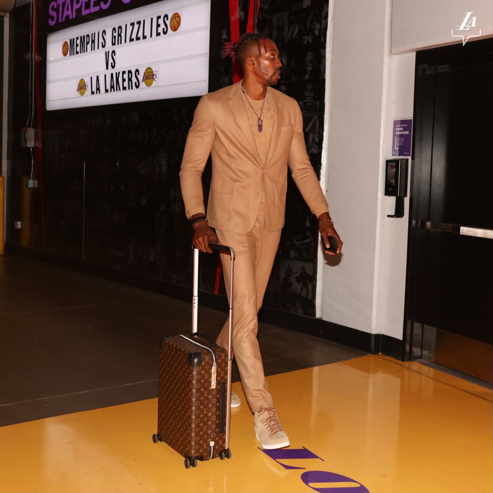 世体：巴萨否认了有意引进凯恩的报道，目前没和任何球员接触（世体：巴萨驳斥有意引进凯恩传闻，称目前未与任何球员接触）